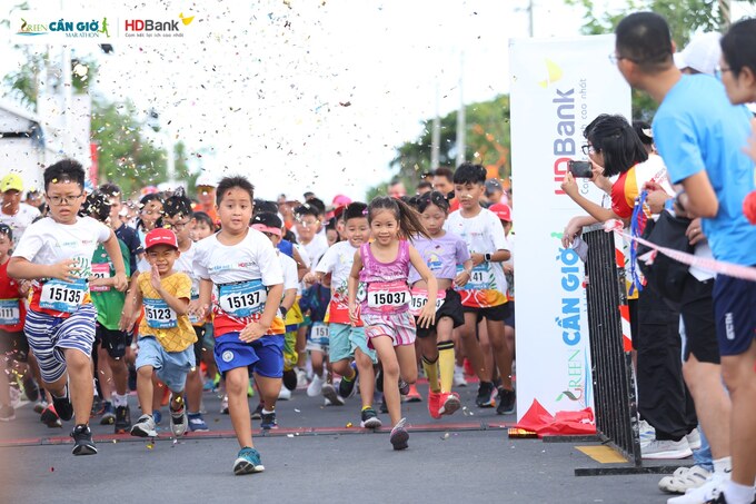 Ở cự ly 1,5 km và 3km, nhiều bạn nhỏ khiến cổ động viên bất ngờ về tốc độ, thể lực và kỹ thuật chạy, thể hiện sự rèn luyện chăm chỉ thường xuyên và nghiêm túc