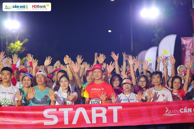 Ông Lê Thanh Tùng, Phó Tổng Giám đốc HDBank và các thành viên trong câu lạc bộ HDBank Runners tham gia giải chạy với tinh thần nhiệt huyết