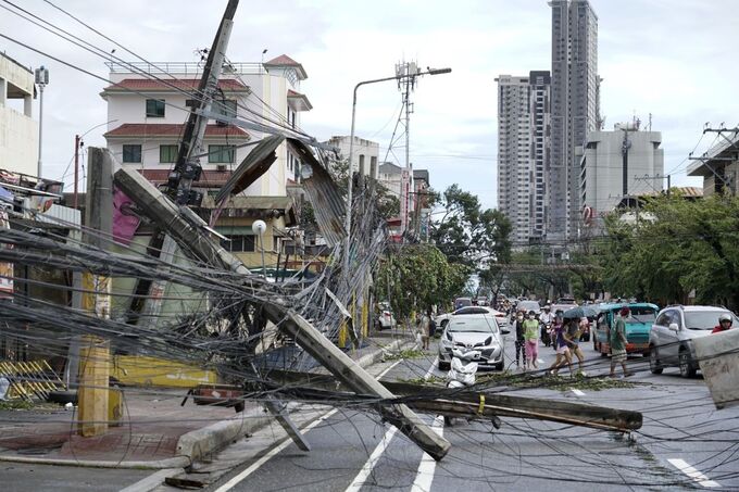 Philippines tan hoang như bị ‘trúng bom’ sau khi siêu bão ‘quái vật’ càn quét. Ảnh: CNN