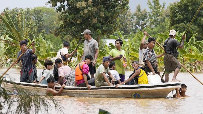 Người dân di chuyển bằng thuyền tại khu vực ngập lụt ở Nay Pyi Taw, Myanmar ngày 16/9/2024. Ảnh: EPA