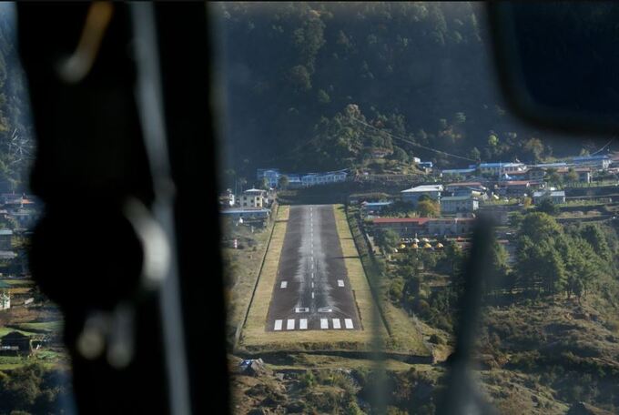 Đường băng của sân bay Lukla chỉ dài 600m. Ảnh: Internet