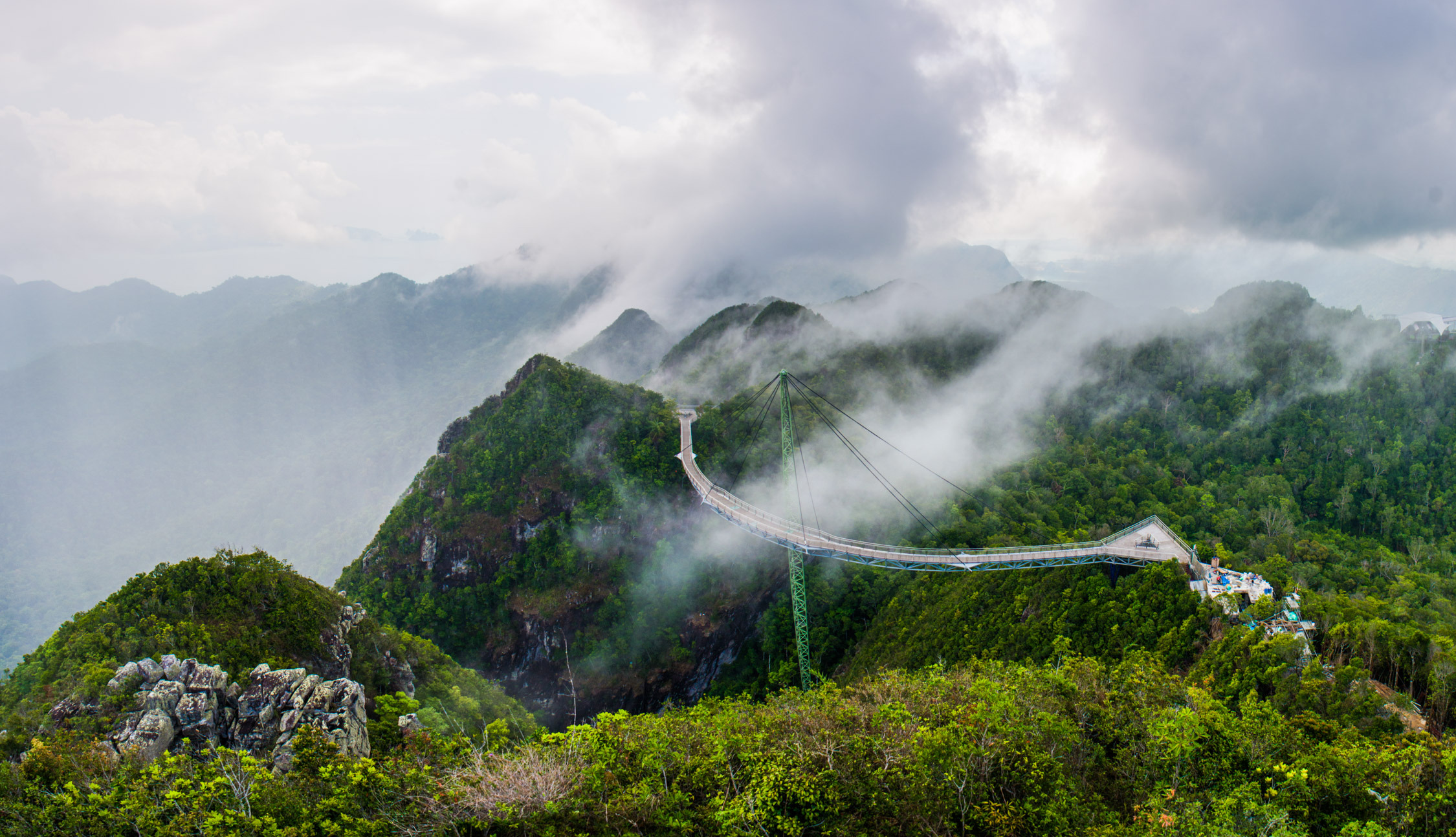 Cảnh thiên nhiên bao quanh Sky Bridge rất hoang sơ, hùng vĩ