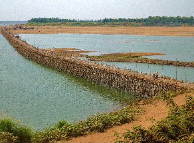 Cầu tre Kampong Cham được dựng lên vào mùa khô. Ảnh: VietKing