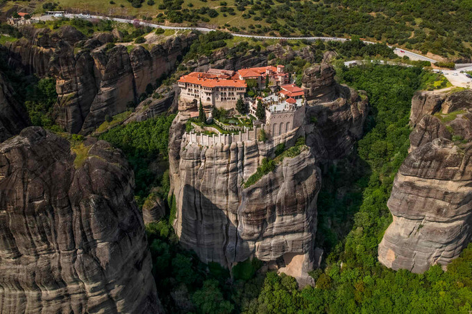 Hiện chỉ còn 6 tu viện Meteora vẫn tồn tại, là nơi tu hành và sinh sống của khoảng 60 tu sĩ (Ảnh: Westend61)