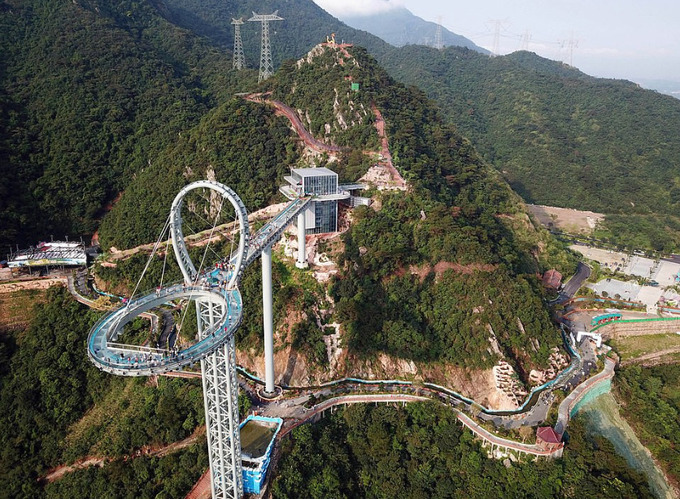 Cầu kính Skywalk Huangtengxia Tianmen là điểm đến lý tưởng cho người yêu thích mạo hiểm tại Quảng Đông, Trung Quốc. Ảnh: Internet