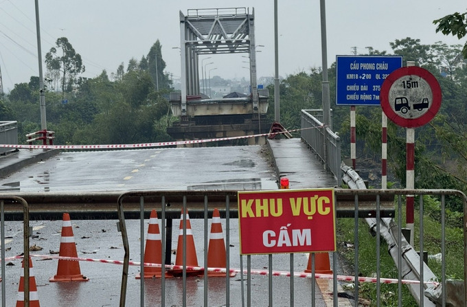 Nghiêm cấm quay phim, ghi hình và tụ tập ngăn cản bộ đội thực hiện nhiệm vụ bắc cầu phao. Ảnh: Báo điện tử VOV