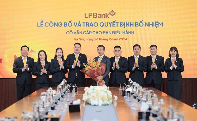 Ban lãnh đạo LPBank chụp ảnh lưu niệm cùng ông Phạm Phú Khôi (giữa) trong buổi lễ bổ nhiệm