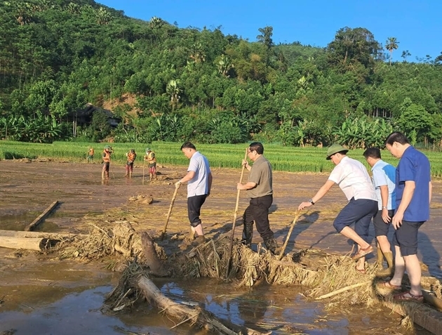 Thủ tướng Chính phủ Phạm Minh Chính vào hiện trường Làng Nủ, xã Phúc Khánh, huyện Bảo Yên để động viên các lực lượng chức năng và Nhân dân tại đây khắc phục hậu quả cơn bão số 3. Ảnh: ND