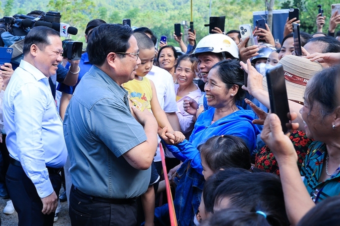 Thủ tướng Phạm Minh Chính thăm hỏi bà con nhân dân huyện Đà Bắc.