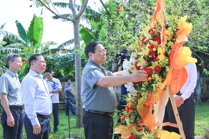 Thủ tướng Phạm Minh Chính đến đặt hoa tại Đài tưởng niệm Căn cứ cách mạng Giằng Sèo ở xã Cao Sơn, huyện Đà Bắc.