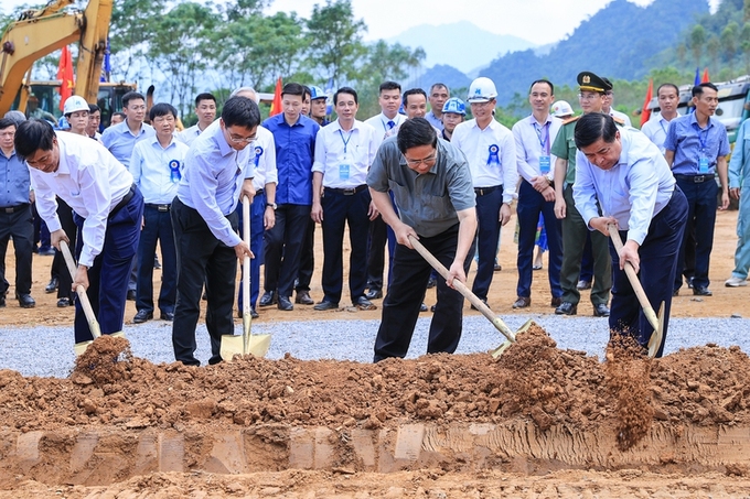 Thủ tướng Chính phủ Phạm Minh Chính cùng lãnh đạo các bộ, ngành Trung ương và lãnh đạo tỉnh động thổ khởi công dự án.