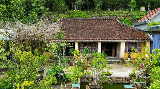 Ngôi nhà có diện tích hơn 100 mét vuông, làm hoàn toàn bằng lõi gỗ mít rừng với khối lượng lên đến hàng trăm mét khối được thu thập từ nhiều nơi. Ảnh: Vietnamnet