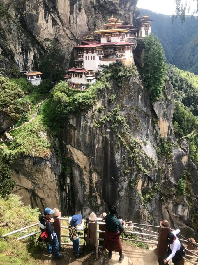 Mỗi năm, có hàng chục nghìn du khách thử thách bản thân với hành trình leo lên Tiger's Nest (Ảnh: Atlas Obscura)