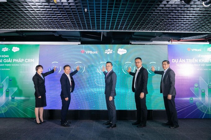 Đại diện lãnh đạo VPBank, FPT IS và Salesforce cùng ấn nút khởi động triển khai giải pháp CRM cho VPBank.