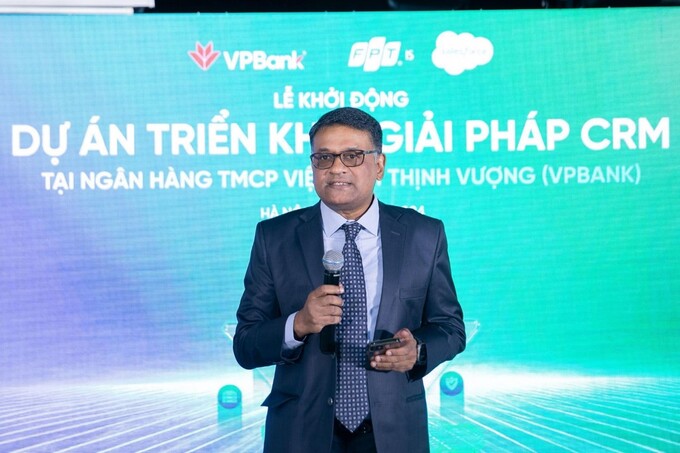 Ông Bernard Solomon, Phó Chủ tịch Khu vực Malaysia và Việt Nam của Salesforce phát biểu tại sự kiện.