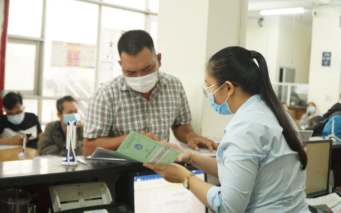 Người lao động không thể tự tham gia BHYT theo diện hộ gia đình khi công ty đang nợ tiền BHXH, BHYT. Ảnh minh hoạ