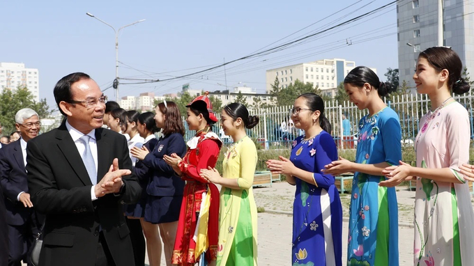 Học sinh Trường Hồ Chí Minh chào đón Bí thư Thành ủy TPHCM cùng đoàn đến thăm. Ảnh: Ngô Bình