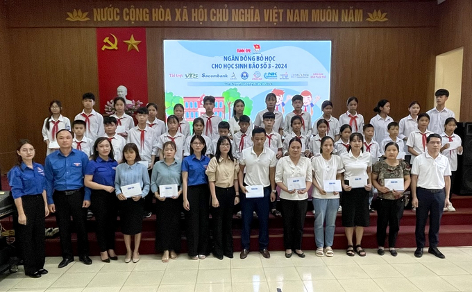 Ông Nguyễn Quốc Kiên, Giám đốc Sacombank chi nhánh Thái Nguyên cùng đoàn trao học bổng 