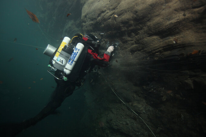 Hình ảnh thợ lặn đang đo độ sâu kỷ lục mới tại Hranice Abyss (Ảnh: Czech Speleological Society)