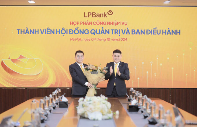 Ông Nguyễn Đức Thụy, Chủ tịch HĐQT LPBank (phải) tặng hoa chúc mừng cho ông Hồ Nam Tiến, Phó Chủ tịch thường trực HĐQT (trái).