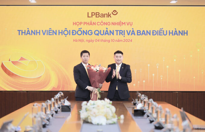 Ông Nguyễn Đức Thụy, Chủ tịch HĐQT LPBank (phải) tặng hoa chúc mừng cho ông Hồ Nam Tiến, Phó Chủ tịch thường trực HĐQT (trái).