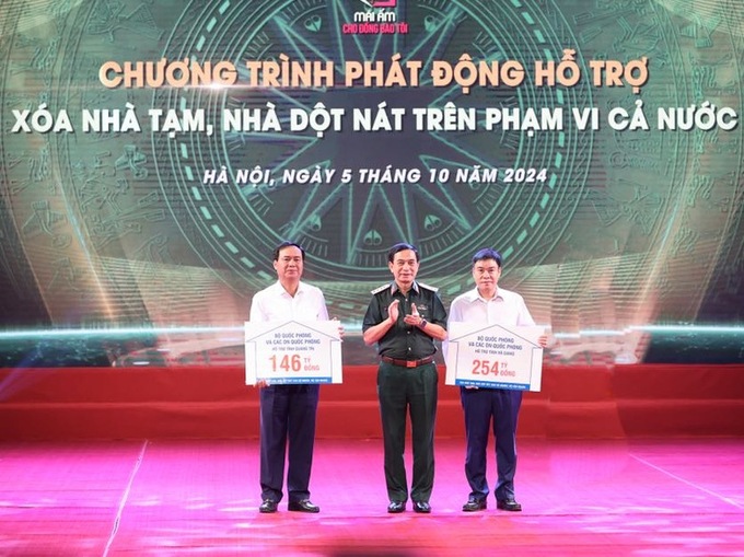 Đại tướng Phan Văn Giang, Bộ trưởng Bộ Quốc phòng trao tượng trưng kinh phí hỗ trợ xóa nhà tạm, nhà dột nát cho đại diện địa phương.