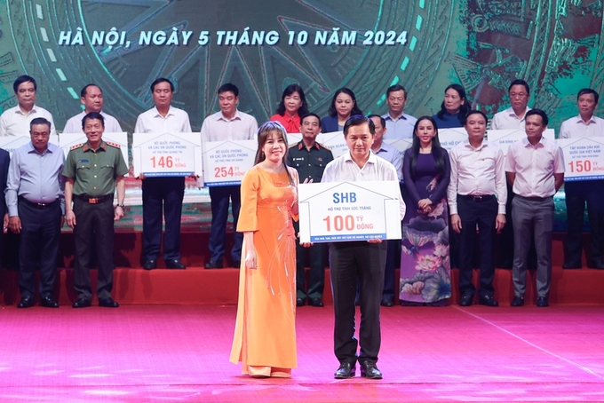 Đại diện Ngân hàng TMCP Sài Gòn - Hà Nội (SHB) trao tượng trưng kinh phí hỗ trợ xóa nhà tạm, nhà dột nát cho các địa phương.