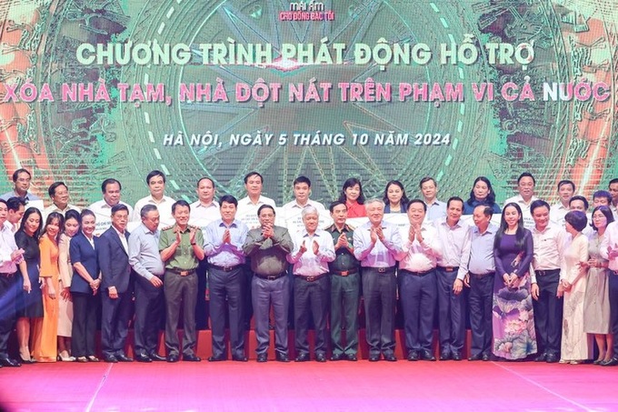 Thủ tướng Phạm Minh Chính với đại diện các tổ chức, doanh nghiệp hỗ trợ kinh phí xóa nhà tạm, nhà dột nát.