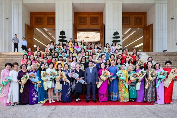 hủ tướng Phạm Minh Chính với các nhà khoa học và kỹ sư nữ khu vực châu Á - Thái Bình Dương năm 2024.