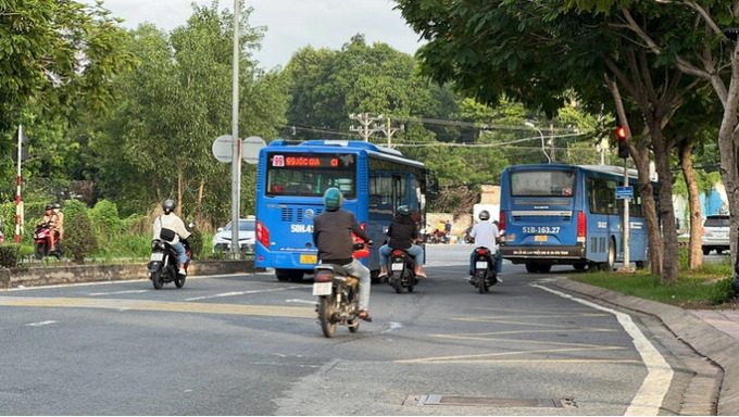 Bộ Công an đề xuất ô tô vượt đèn đỏ bị phạt đến 8 triệu đồng. Ảnh minh hoạ