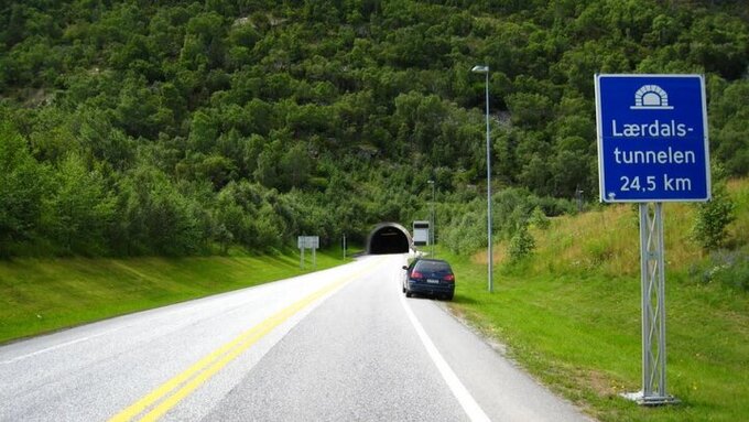 Đường hầm có chiều dài 24,5km được chia thành 4 khu vực ngăn cách bởi 3 hang động núi lớn (Ảnh: Internet)