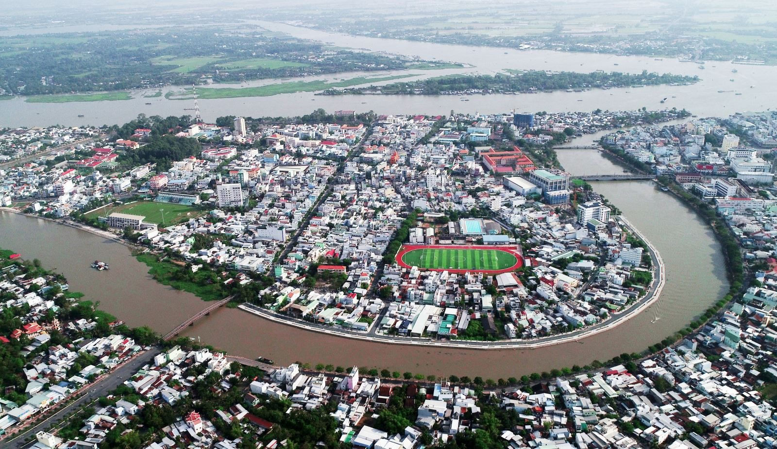 Thành phố thông minh nước là thành phố sử dụng công nghệ kỹ thuật số để cải thiện chất lượng cuộc sống, giải quyết các thách thức đô thị, và xây dựng cơ sở hạ tầng bền vững