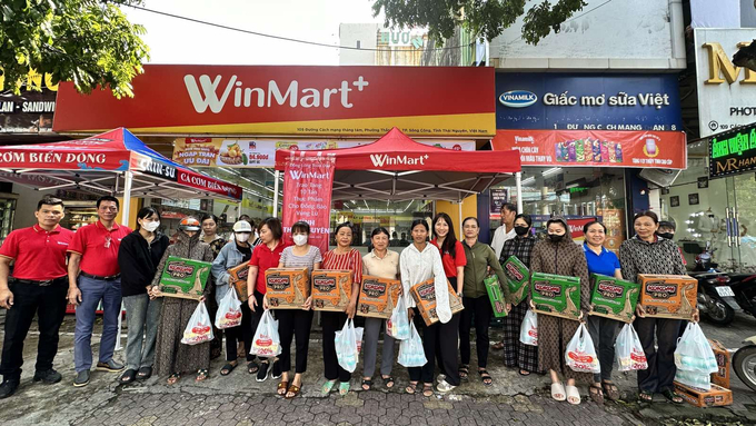 Đại diện WinMart trao quà tặng tại cho người dân bị ảnh hưởng bởi bão lũ tại tỉnh Thái Nguyên - Ảnh 2