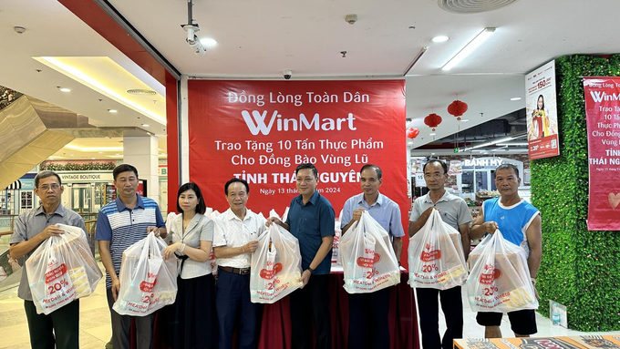 Đại diện WinMart trao quà tặng tại cho người dân bị ảnh hưởng bởi bão lũ tại tỉnh Thái Nguyên