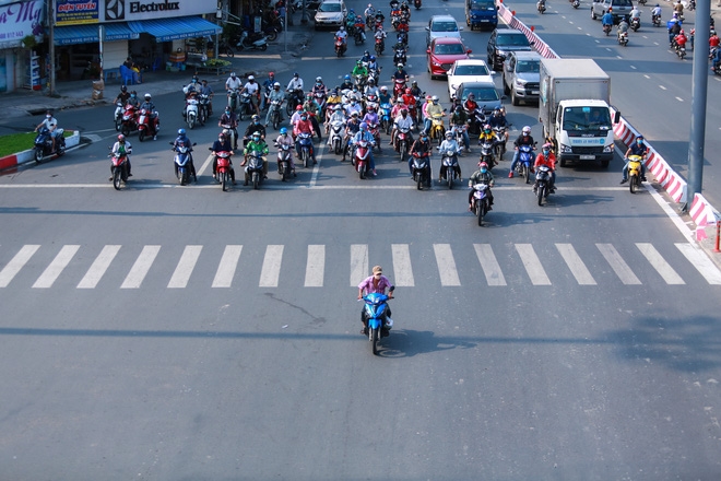 Bộ Công an đề xuất tăng mức phạt vượt đèn đỏ, đèn vàng từ năm 2025. Ảnh minh hoạ