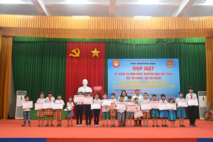 Bà Nguyễn Thu Thủy - Phó Giám đốc đối ngoại Vedan Việt Nam trao học bổng cho các em học sinh tại huyện Long Thành