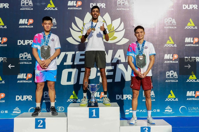 Trương Vinh Hiển (bên trái) và Trịnh Linh Giang (bên phải) team D-Joy tại giải đấu Pickleball PPA Tour Australia - Việt Nam Open 2024.