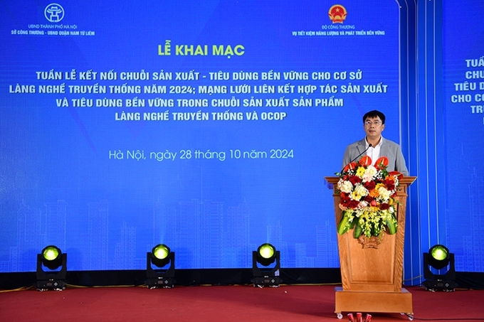 Giám đốc Trung tâm Khuyến công và Tư vấn phát triển công nghiệp (Sở Công Thương Hà Nội) Hoàng Minh Lâm phát biểu khai mạc sự kiện.