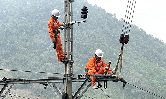 Công nhân ngành điện sửa chữa đường dây. Ảnh: VGP