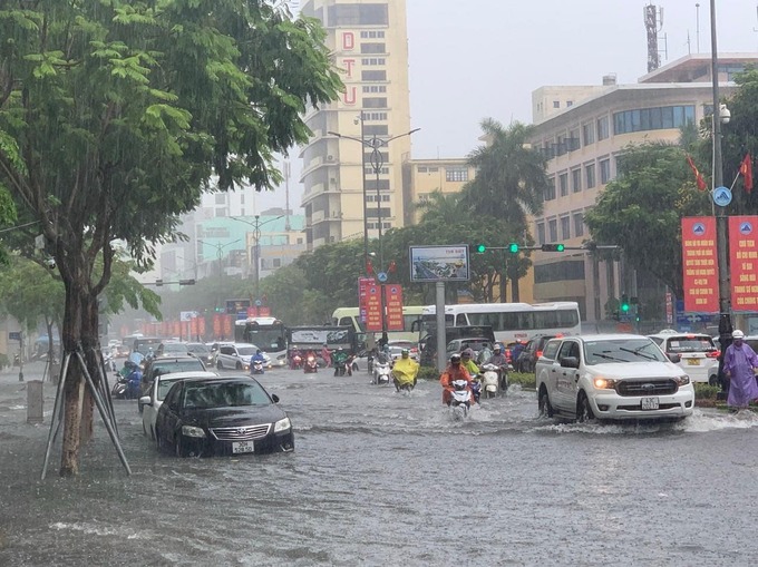 Đà Nẵng cho học sinh nghỉ học, tạm dừng tham quan bán đảo Sơn Trà do mưa lớn (Ảnh: Thế Sơn)