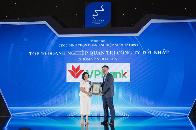 Bà Lưu Thị Thảo, Phó Tổng Giám đốc Thường trực kiêm Giám đốc Điều hành Cao cấp VPBank nhận giải Top 10 Doanh nghiệp nhóm vốn hóa lớn có Quản trị công ty tốt nhất