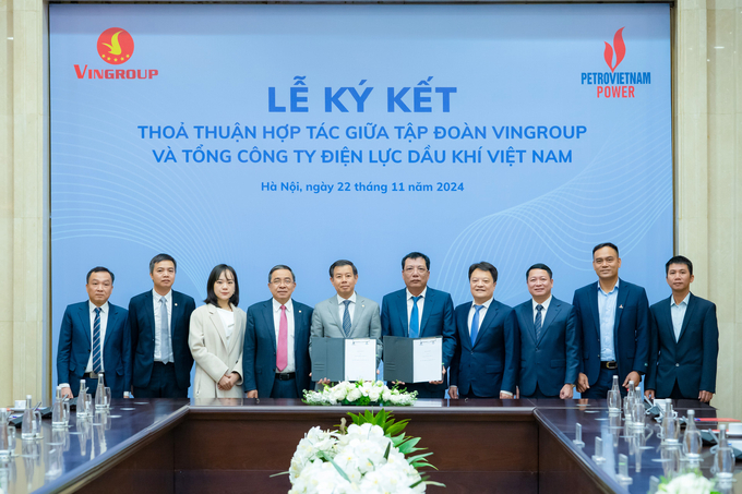 Ông Nguyễn Việt Quang, Phó Chủ tịch kiêm Tổng Giám đốc Tập đoàn Vingroup và ông Lê Như Linh, Tổng Giám đốc PV Power cùng đại diện hai doanh nghiệp tại lễ ký kết