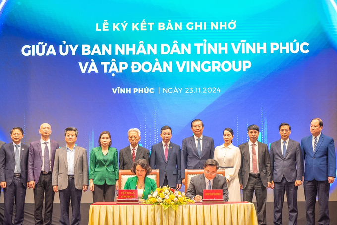 Bà Lê Thị Thu Thuỷ, Phó Chủ tịch Tập đoàn Vingroup và ông Trần Duy Đông, Chủ tịch UBND tỉnh Vĩnh Phúc tại lễ ký kết.