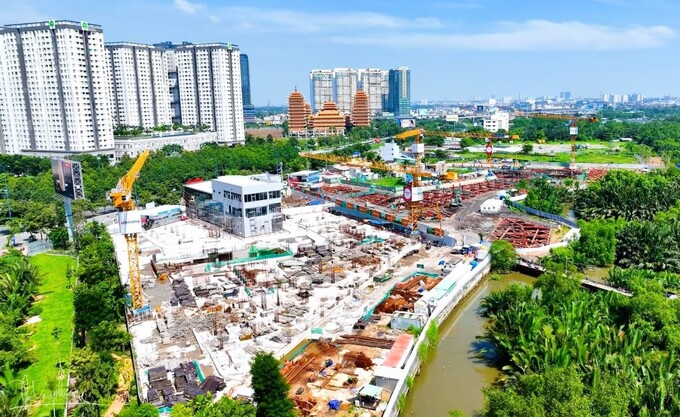 Với điều kiện pháp lý chuẩn chỉnh, quá trình thi công Eaton Park luôn đảm bảo đạt tiến độ đề ra. Ảnh thực tế công trường vào cuối tháng 10