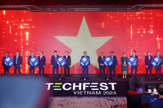 Thủ tướng Phạm Minh Chính và các đại biểu thực hiện nghi thức khai mạc Techfest Việt Nam 2024 và đánh dấu quá trình Hệ sinh thái Khởi nghiệp sáng tạo của Việt Nam.