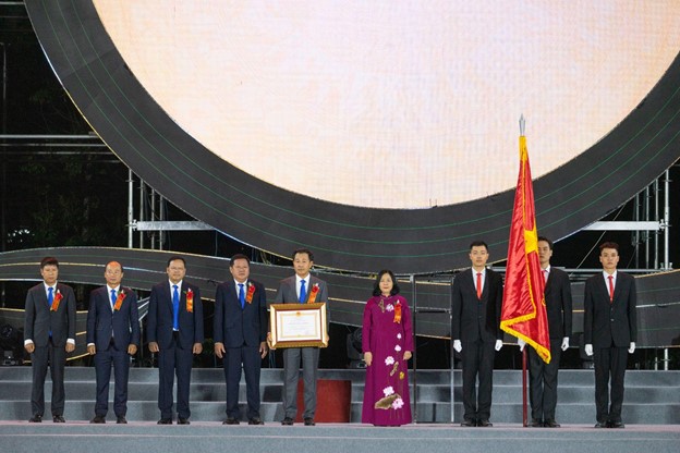 Thay mặt Đảng, Nhà nước, Bí thư Thành ủy Hà Nội Bùi Thị Minh Hoài đã trao tặng Huân chương Lao động hạng Nhất của Chủ tịch nước cho Sở NN&PTNT Hà Nội.