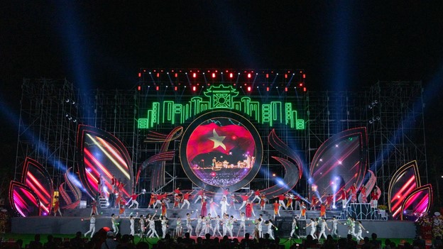 Festival “Sản phẩm Nông nghiệp và Làng nghề Hà Nội 2024” khai mạc với chương trình nghệ thuật đặc sắc ca ngợi ngành nông nghiệp, Thủ đô và quê hương đất nước.