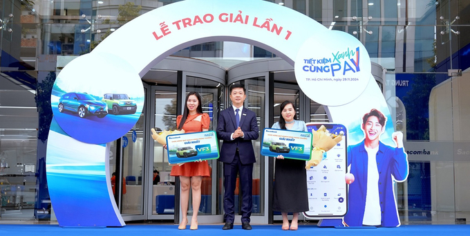 Ông Nguyễn Minh Tâm, Phó Tổng Giám đốc Sacombank trao giải Nhất cho 2 khách hàng may mắn