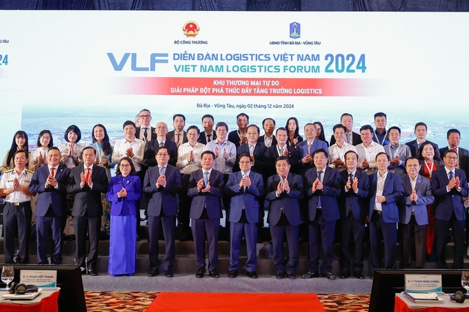 Thủ tướng Phạm Minh Chính và các đồng chí lãnh đạo, đại biểu tham dự Diễn đàn Logistics Việt Nam 2024.