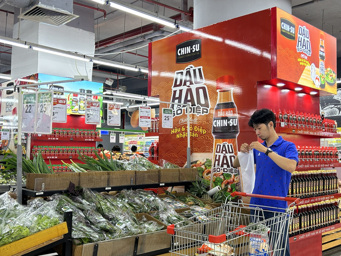 Khách hàng mua sắm tại siêu thị WinMart(1)